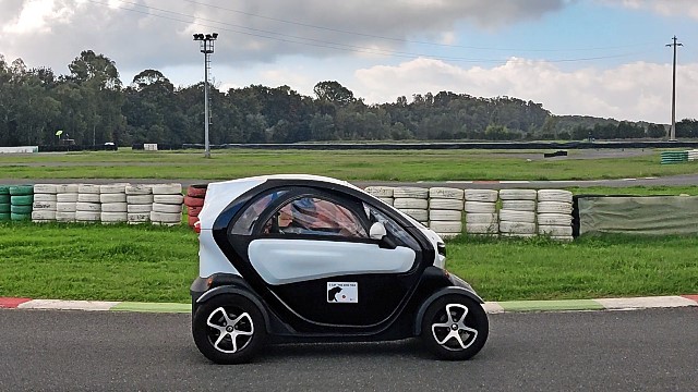 E-Cat-Twizy auf Runde 640x360.jpg